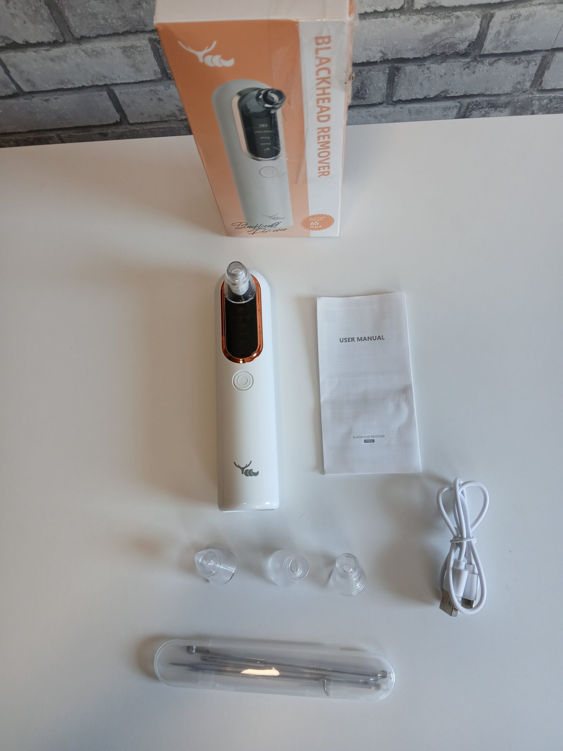 Odkurzacz do wągrów wąsy zaskórników Blackhead Remover Y002 LED zestaw