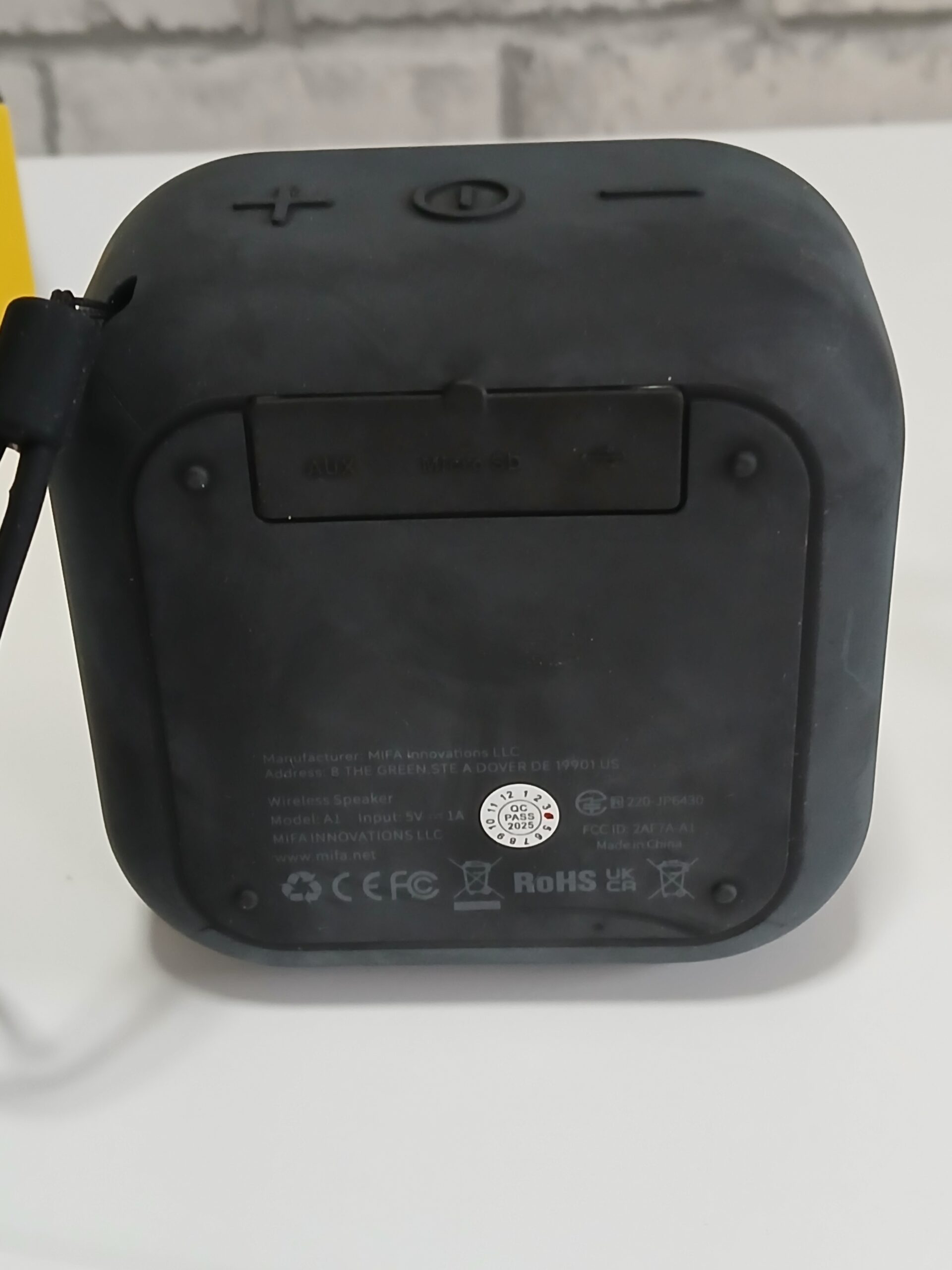 Głośnik bezprzewodowy Bluetooth MiFa A1 czarny MicroSD AUX outdoor bas - obrazek 3