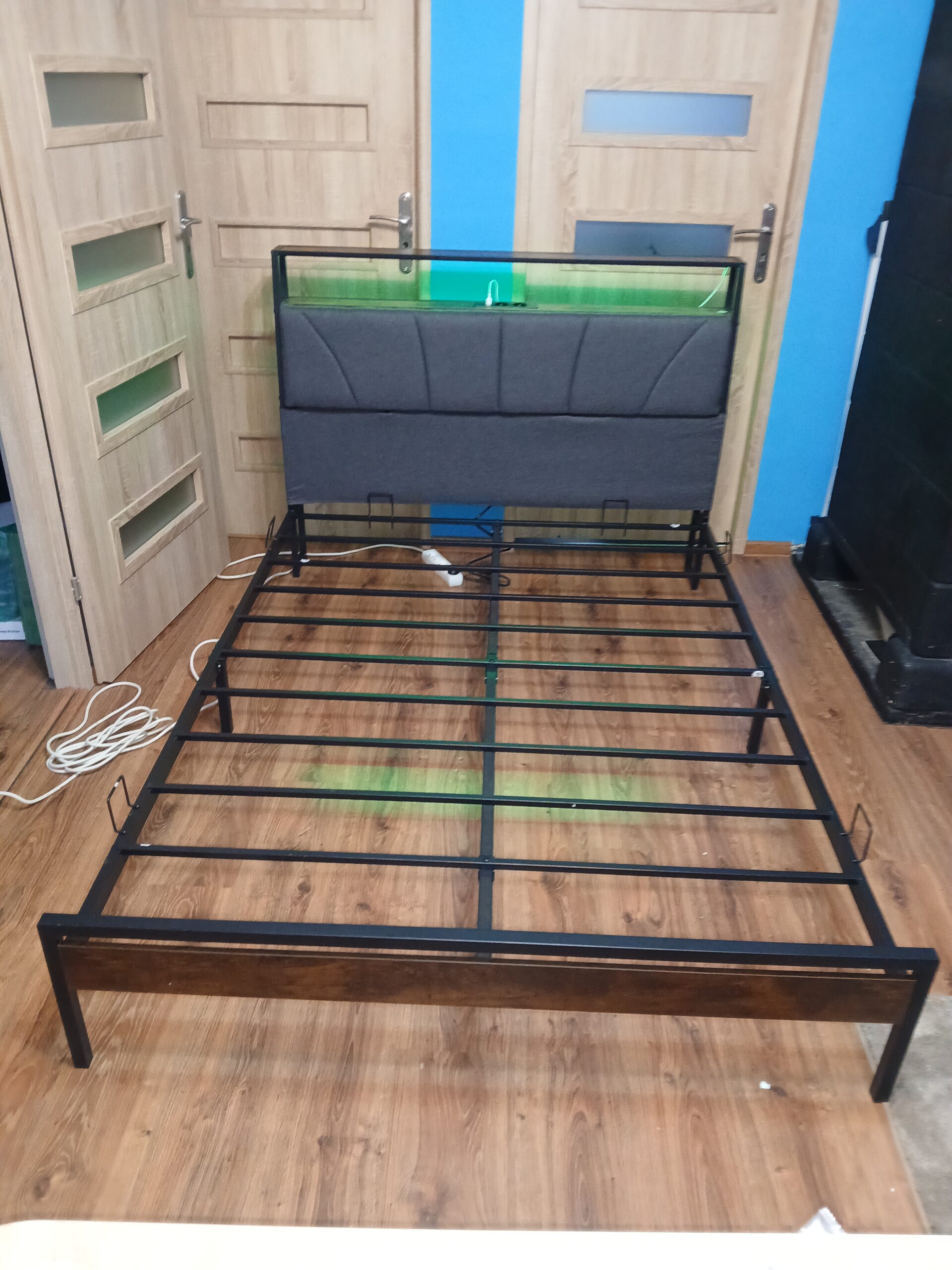 Łóżko metalowe Brinlawb 140x200 z tapicerowanym zagłówkiem i podświetleniem LED / USB
