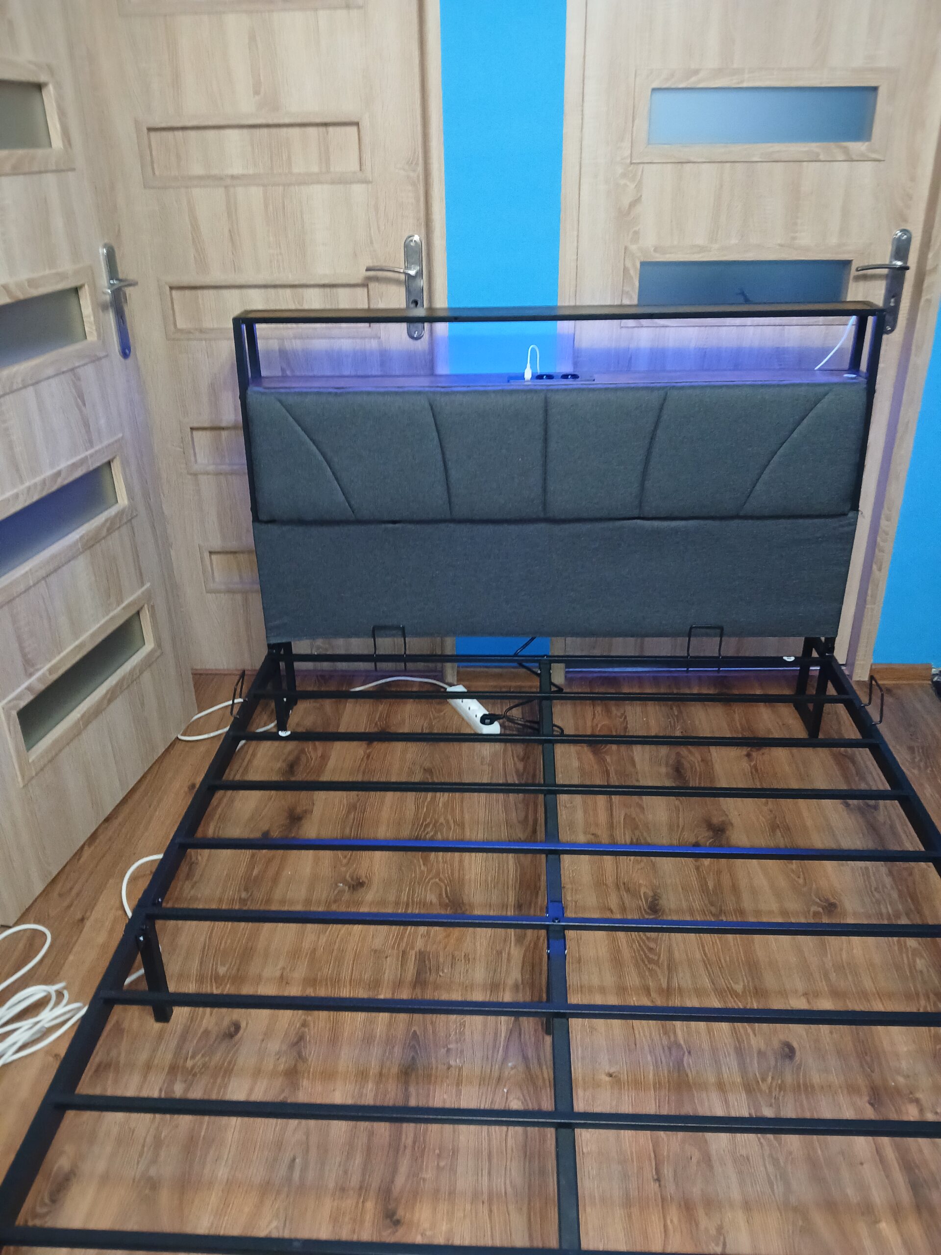 Łóżko metalowe Brinlawb 140x200 z tapicerowanym zagłówkiem i podświetleniem LED / USB - obrazek 2
