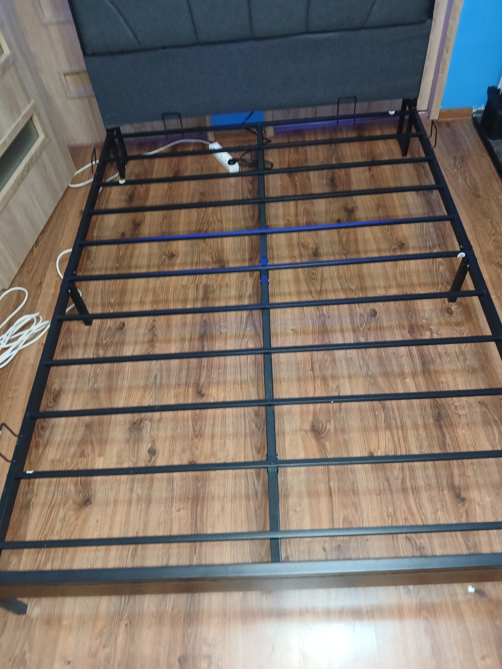 Łóżko metalowe Brinlawb 140x200 z tapicerowanym zagłówkiem i podświetleniem LED / USB - obrazek 3
