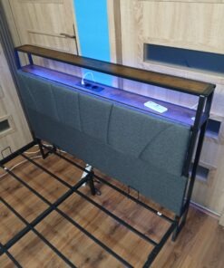 Łóżko metalowe Brinlawb 140x200 z tapicerowanym zagłówkiem i podświetleniem LED / USB - obrazek 4