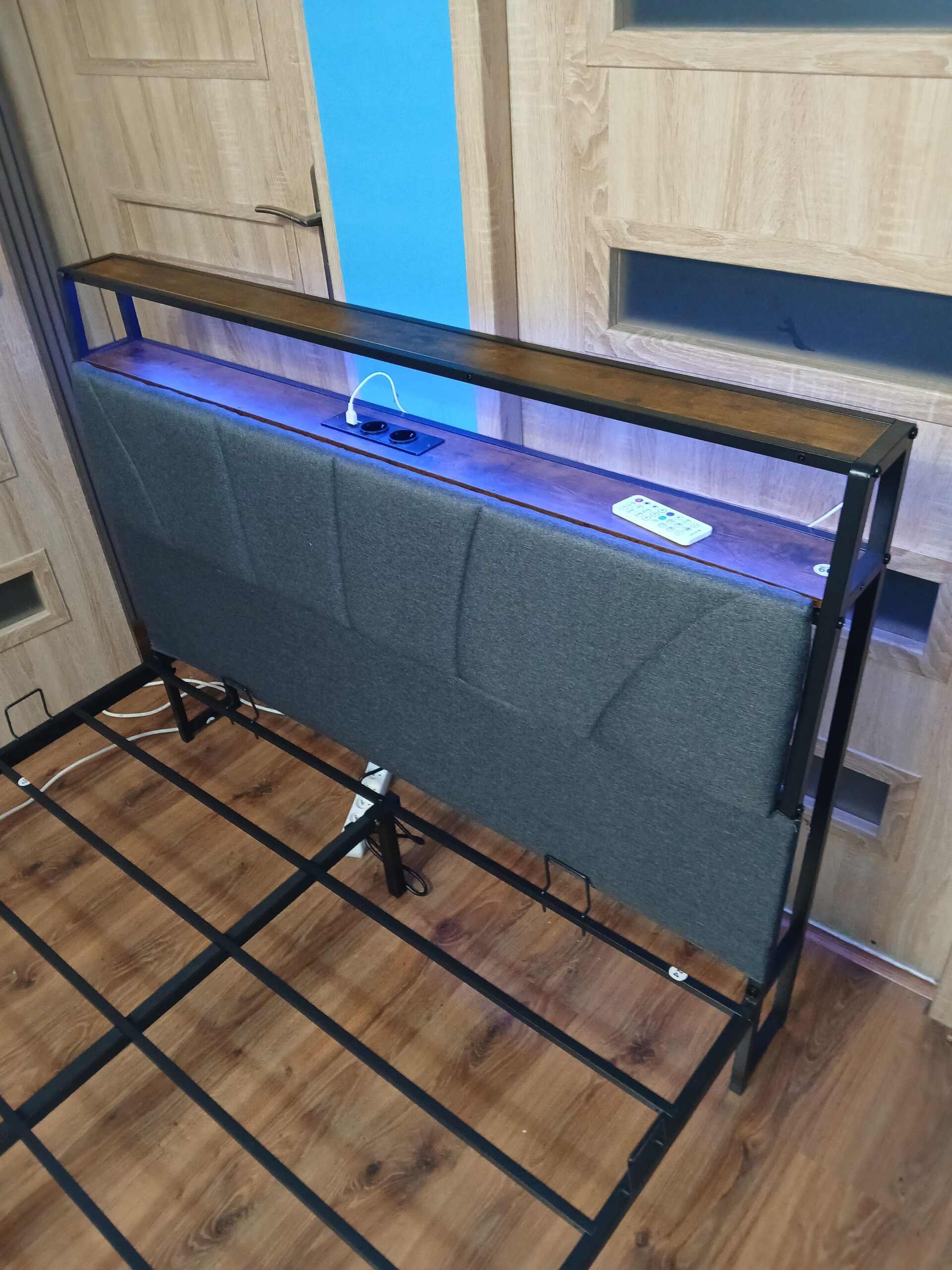 Łóżko metalowe Brinlawb 140x200 z tapicerowanym zagłówkiem i podświetleniem LED / USB - obrazek 4