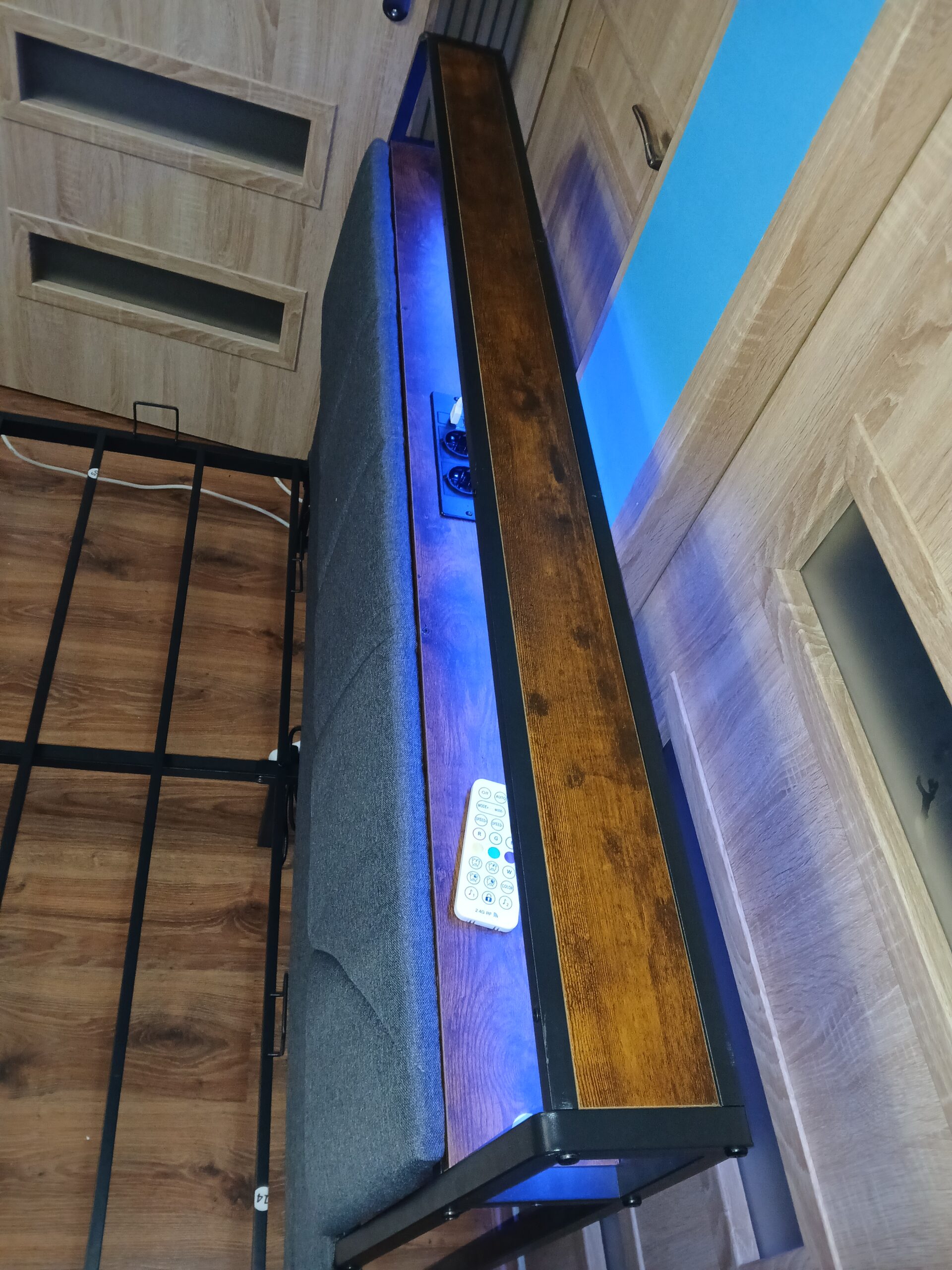 Łóżko metalowe Brinlawb 140x200 z tapicerowanym zagłówkiem i podświetleniem LED / USB - obrazek 5