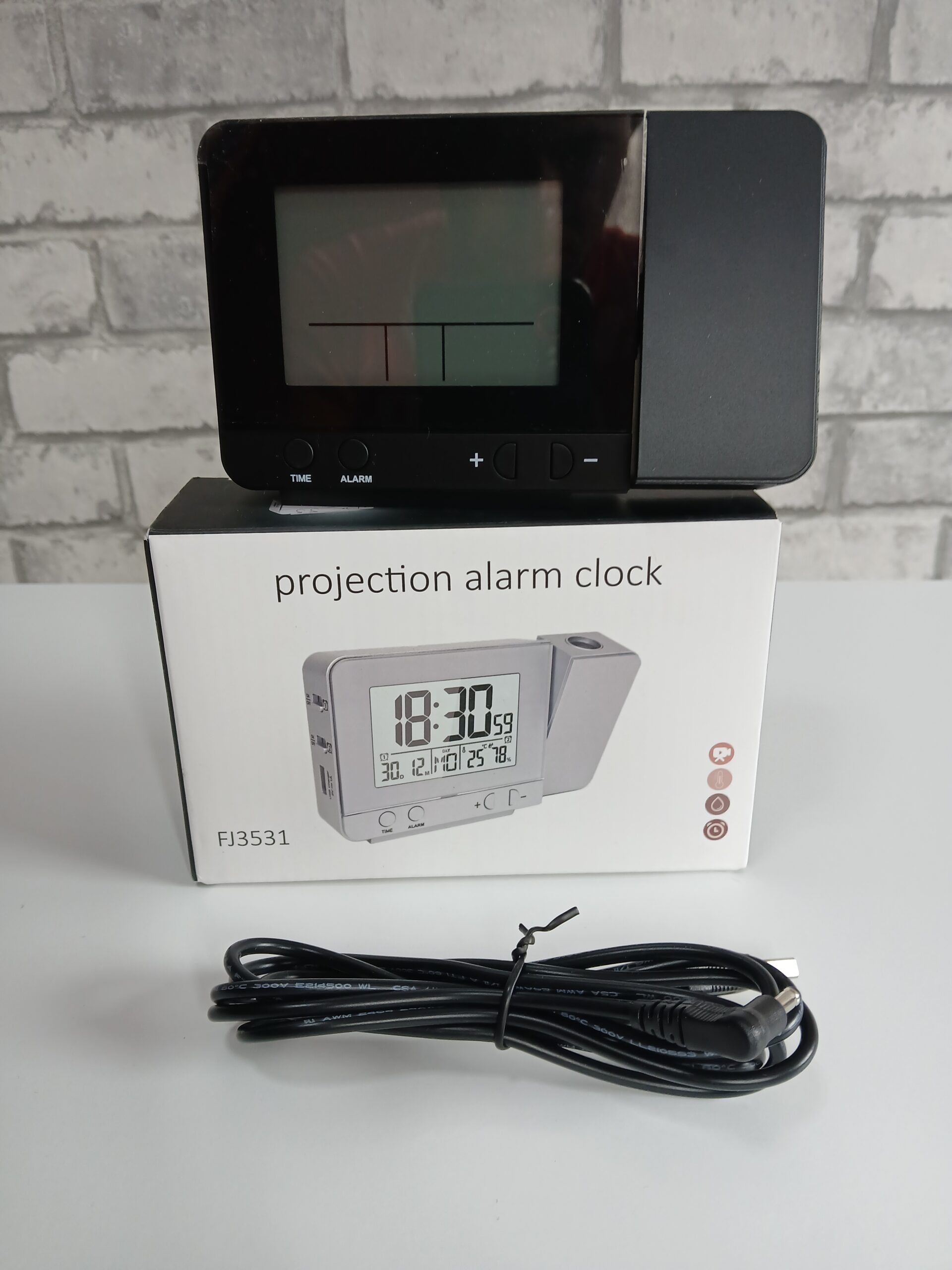Budzik cyfrowy z projektorem FJ3531 stacja pogody ładowarka USB czarny