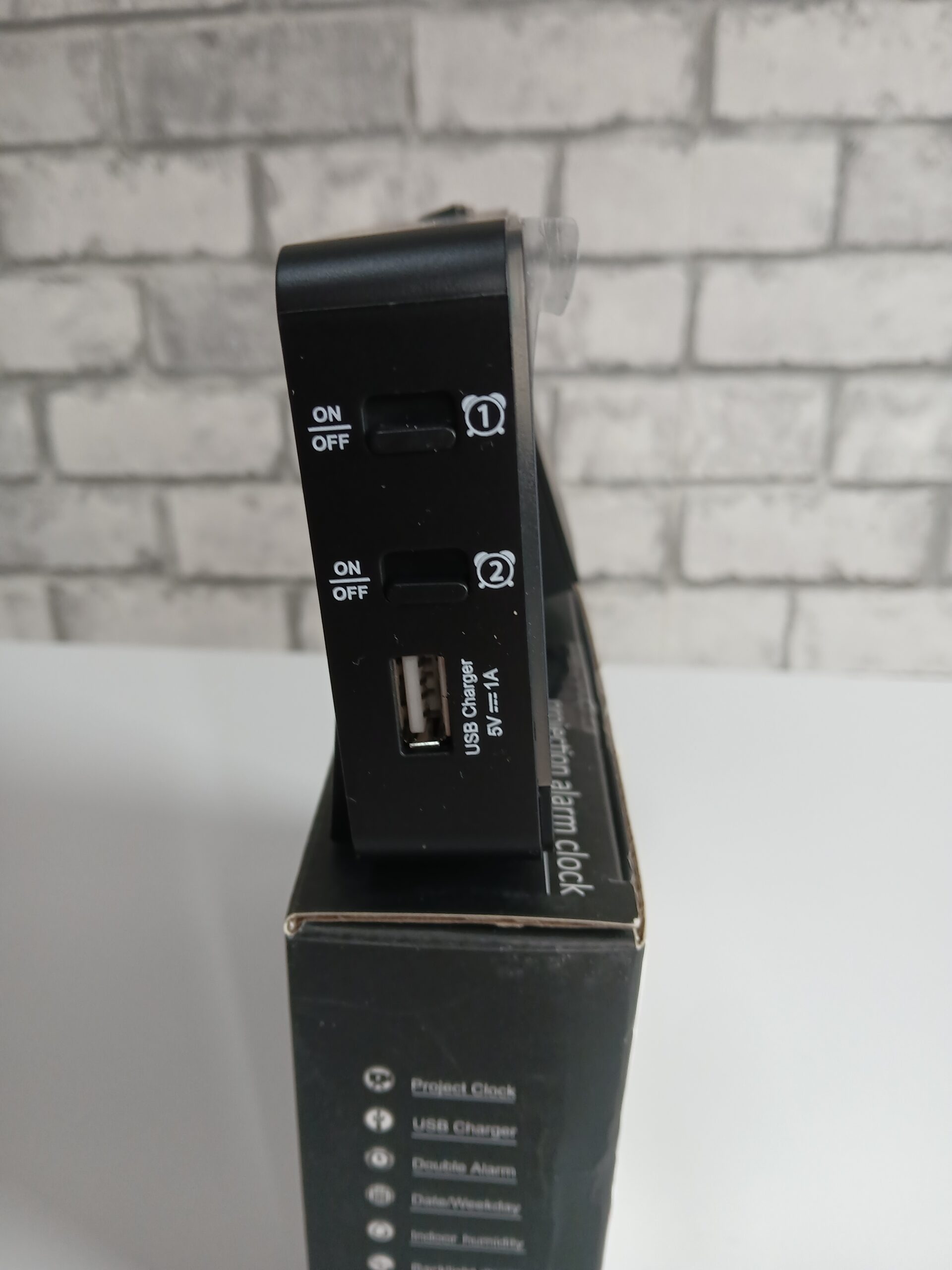 Budzik cyfrowy z projektorem FJ3531 stacja pogody ładowarka USB czarny - obrazek 4