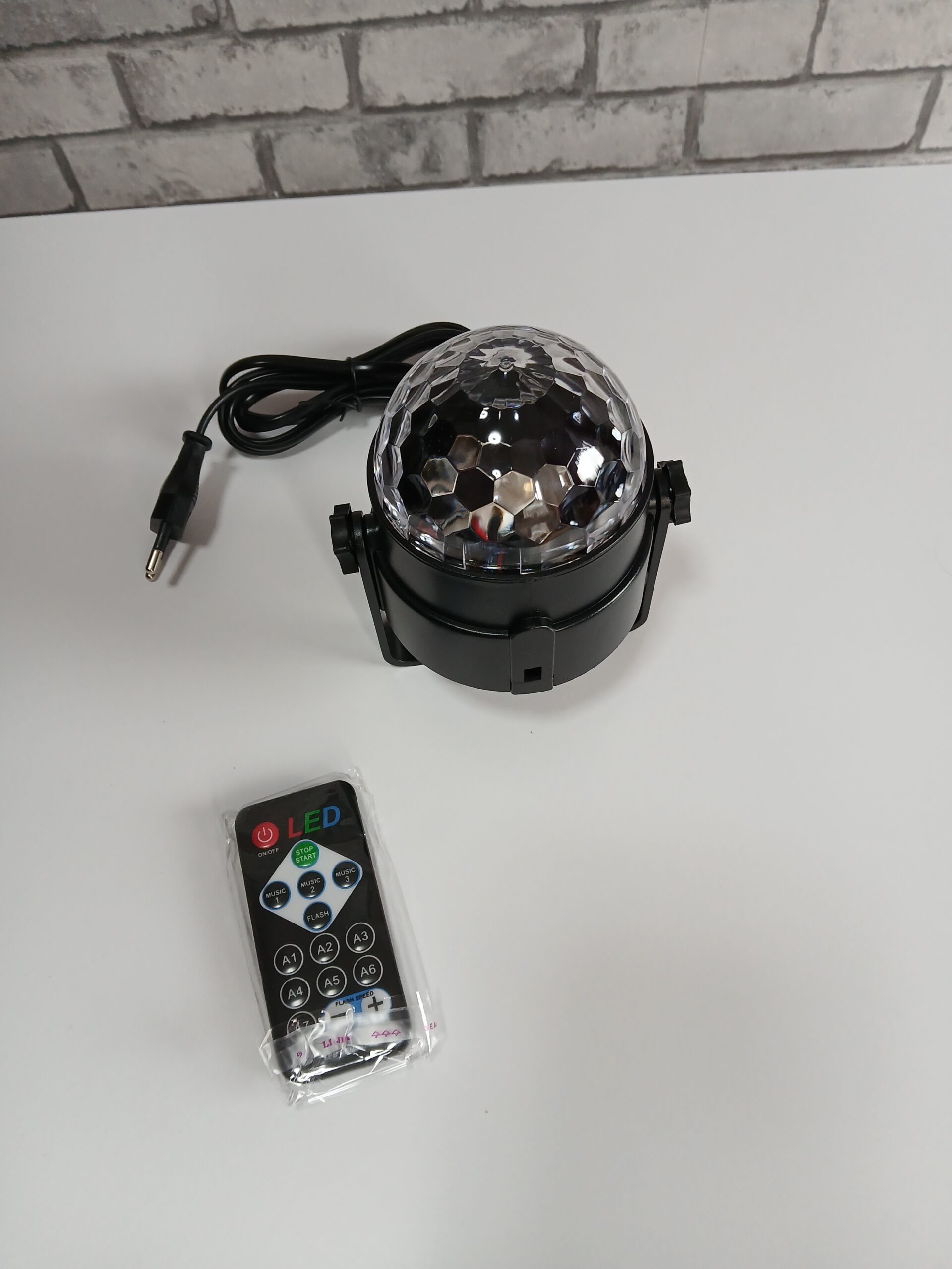 Projektor dyskotekowy kula disco RGB ZQ04001 pilot - obrazek 4